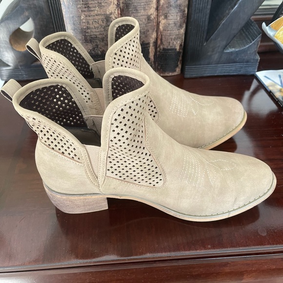 Boots - Picture 2 of 2